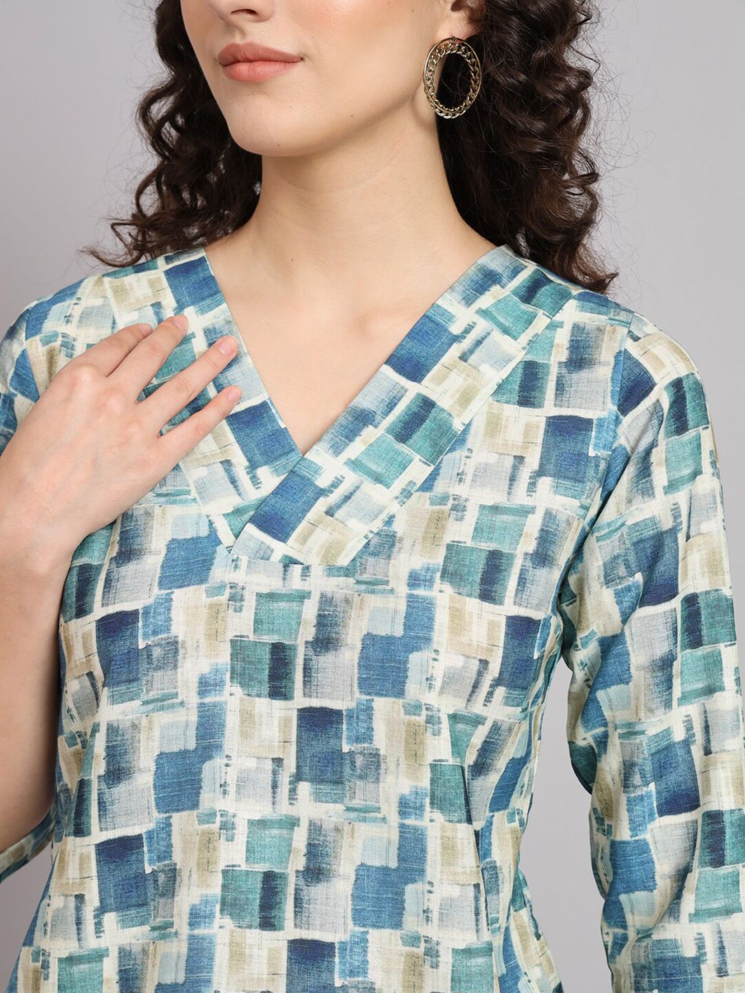 Women Regular Comfort Fit Printed V-Neck Top