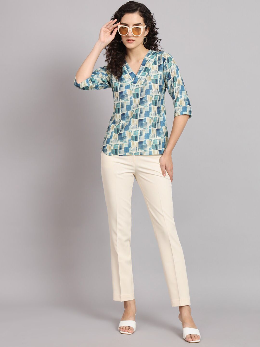 Women Regular Comfort Fit Printed V-Neck Top
