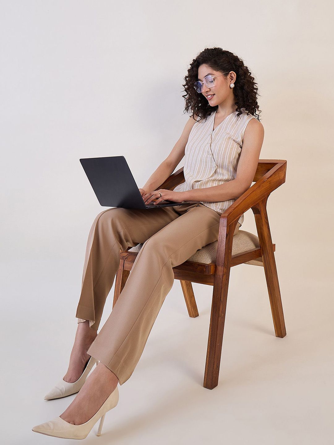 Women Mid-Rise Relaxed Straight Fit Trousers